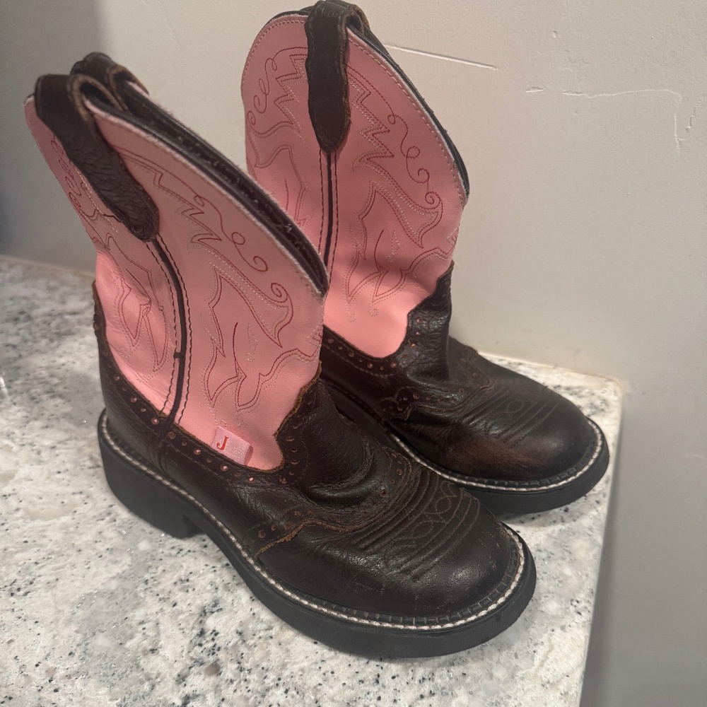 Justin Gypsy round toe boots size 5.5B